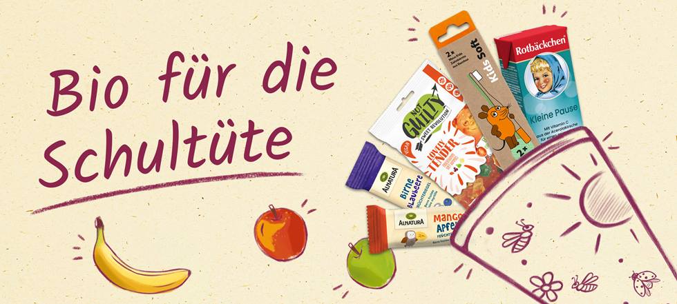 Geöffnete Schultüte mit Bio-Snacks und Zeichnungen von Biene, Blume, Apfel, Banane und grünem Apfel auf beigem Hintergrund mit Text 'Bio für die Schultüte'