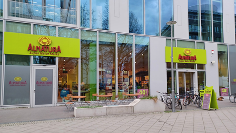 Eingang des Alnatura Super Natur Markts in  Berlin in der Koppenstraße