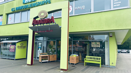 Eingang des Alnatura Super Natur Markts in Köln in der Aachener Straße