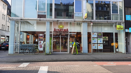 Eingang des Alnatura Super Natur Markts in Köln-Ehrenfeld