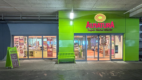 Außeneingang des Alnatura Super Natur Markts in Eschborn