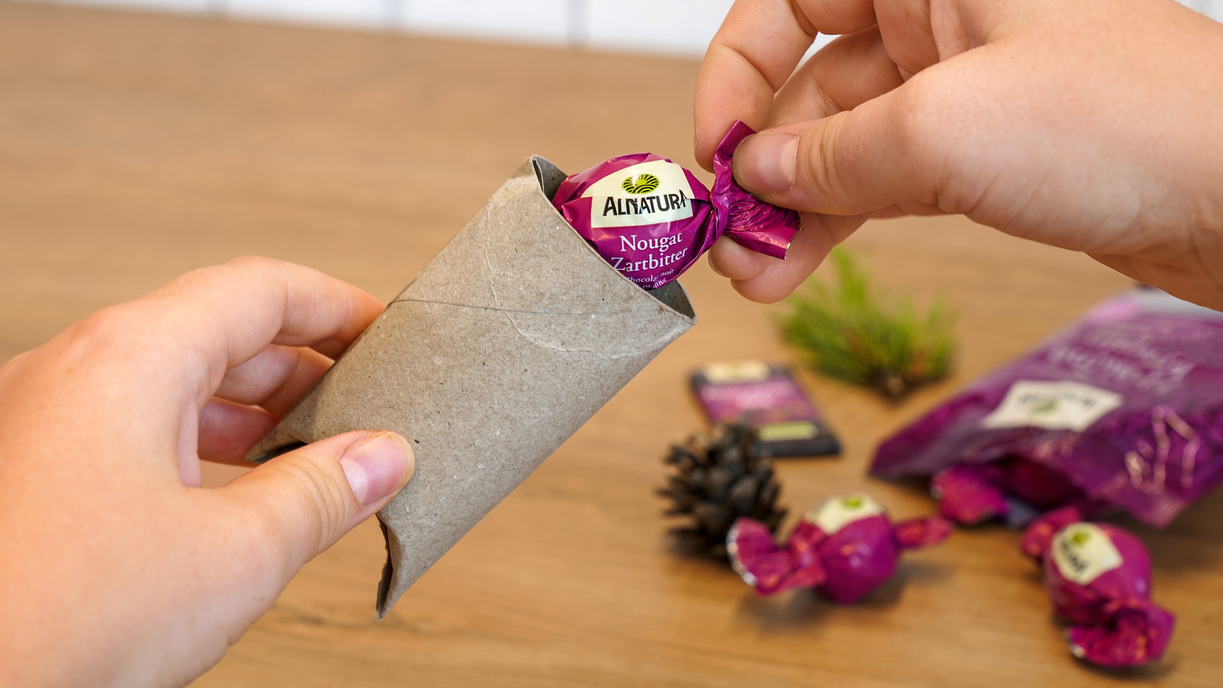 Alnatura Adventskalender basteln: Toilettenpapier-Rolle befüllen
