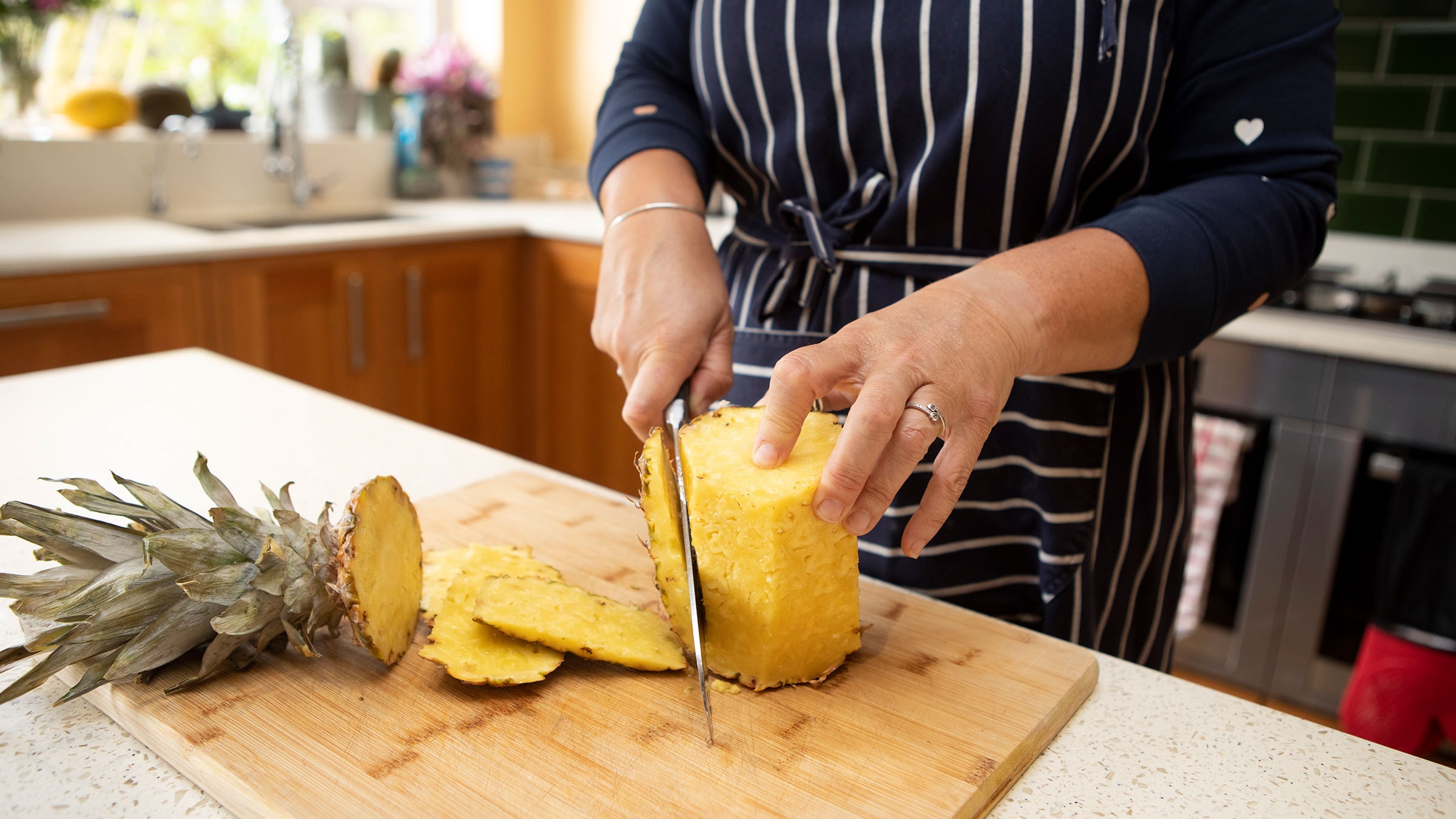 Ananas schälen