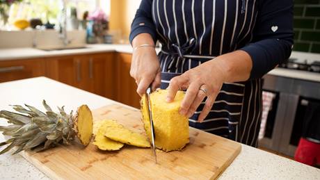 Ananas schälen
