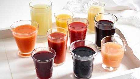 Bunte Fruchtsäfte in kleinen Flaschen. Obstsaft in Bio-Qualität als Apfelsaft, Kirschsaft, Traubensaft und Orangensaft