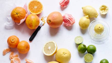 Zitrusfrüchte in bunten Farben: Zitronen, Orangen, Mandarinen, Grapefruit, Limetten