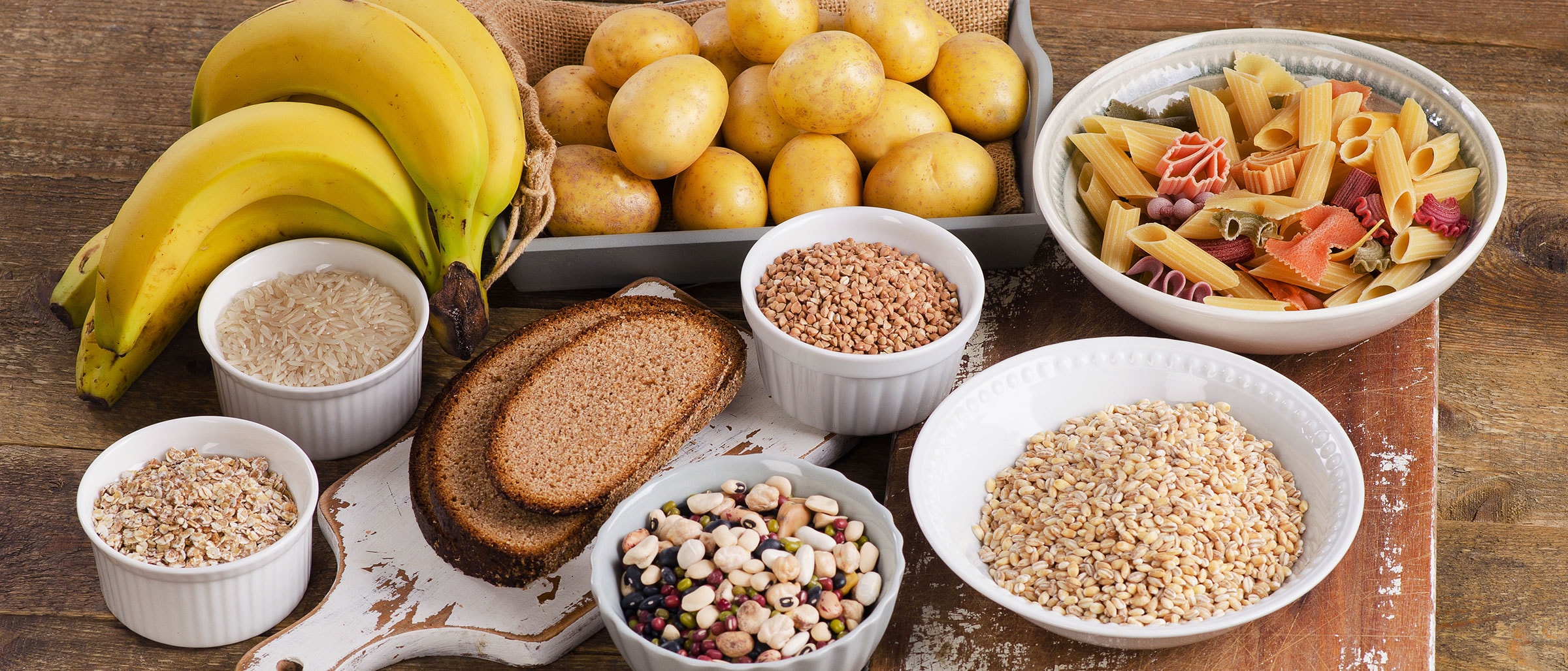 Bananen, Reis, Nudeln, Kartoffeln und andere Kohlenhydrate zusammen liegend