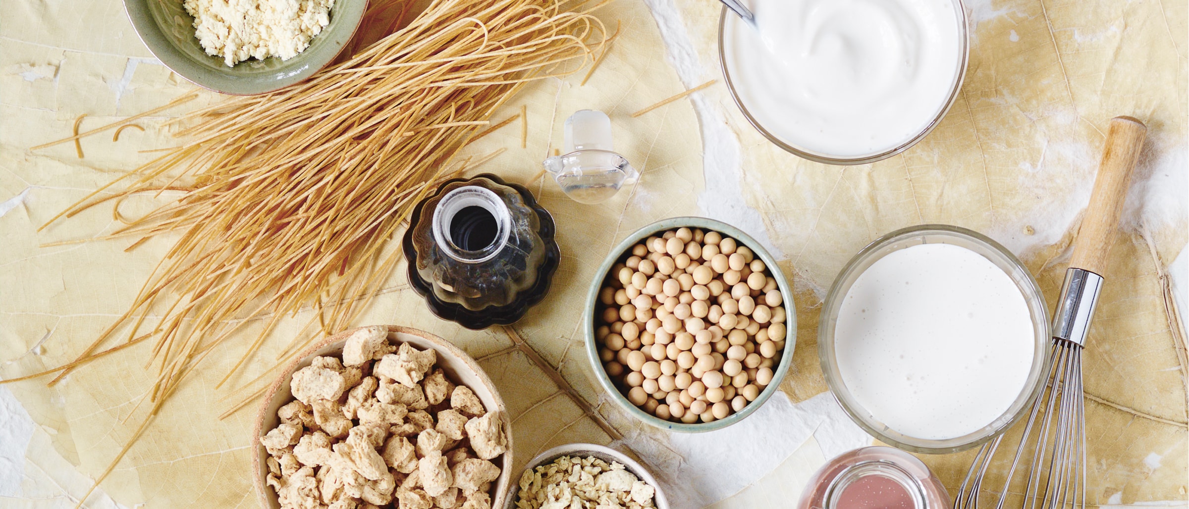 Sojaprodukte: Sojasahne, Sojamilch, Sojabohnen und Tofu