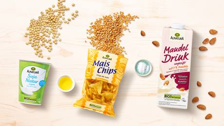 Drei Alnatura Produkte mit besonders wenigen Zutaten: Mandeldrink, Maischips und Soja Natur