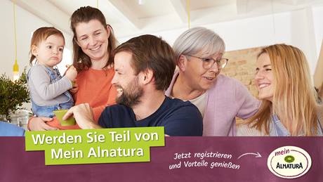 Familienmitglieder aus mehreren Generationen sitzen zusammen, darunter Logo von Mein Alnatura und die Zeile "Werden Sie Teil von Mein Alnatura"