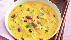 Thai-Gemüsesuppe mit Zweierlei Bohnen