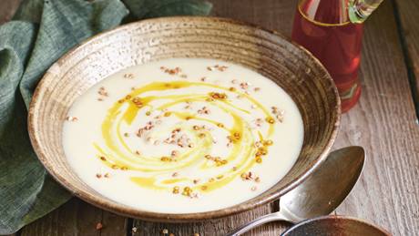 Selleriesuppe mit geröstetem Buchweizen und Curryöl