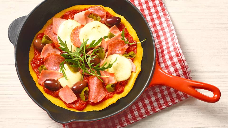 One-Pan-Pizza (Pfannenpizza mit Maismehl)