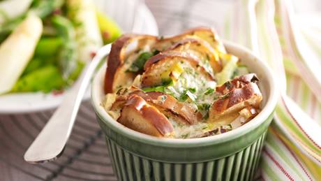 Brezelauflauf mit mariniertem Spargel