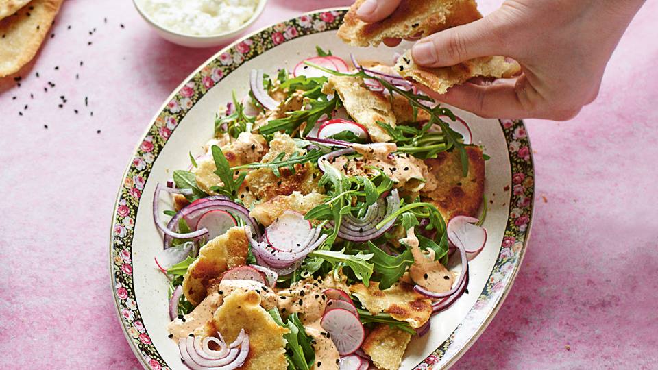 Würziger Brotsalat mit Radieschen und Rucola