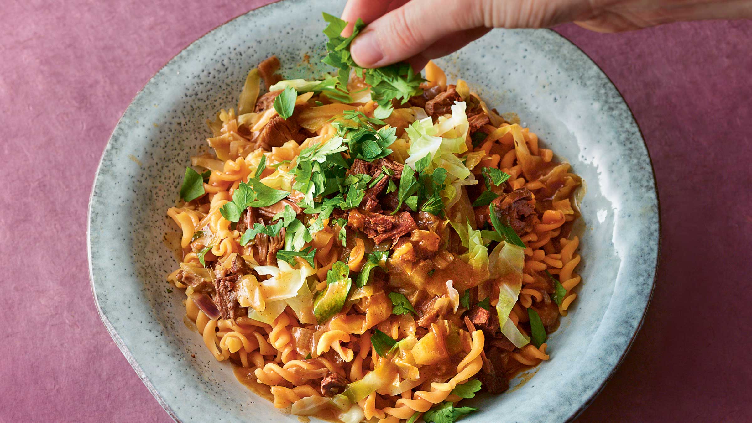 Linsen-Spirelli mit pfannengerührter Spitzkohl-Jackfrucht-Sauce