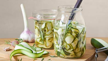 Sauer eingelegte Zucchini