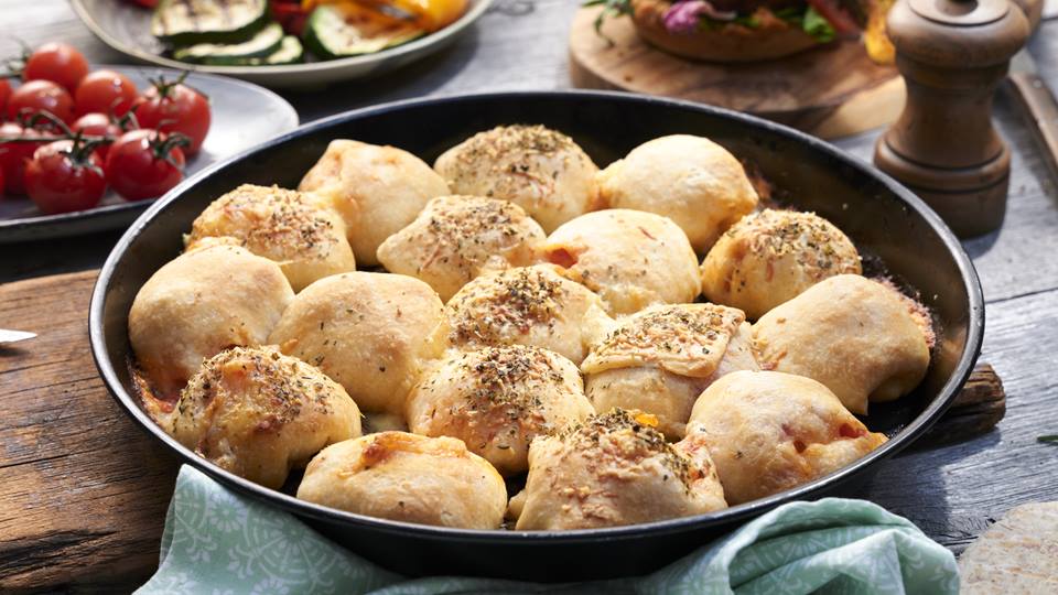 Einfache Pizzabrötchen aus fertigem Pizzateig