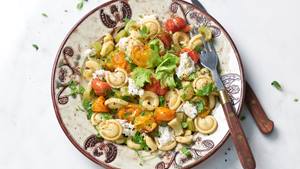 Pastasalat mit gegrilltem Sellerie und bunten Tomaten