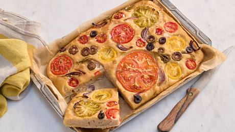 Focaccia mit Tomaten und Oliven