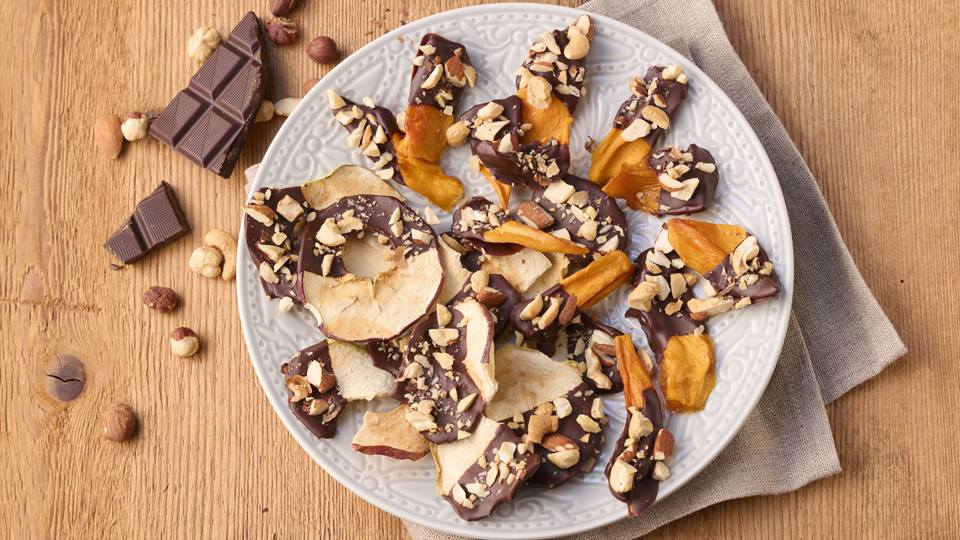 Mango- und Apfelchips in Schokolade mit Nuss
