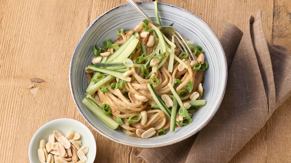 Udon-Nudeln in Tahinsauce