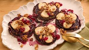 Rotkohlsteaks mit Ziegenkäse und Preiselbeeren