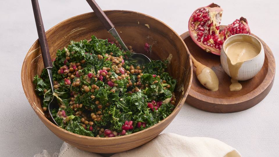 Grünkohlsalat mit Linsen und Kokos-Tahin-Dressing