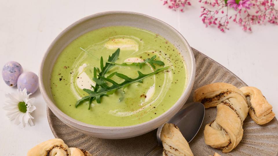Rucolacremesuppe mit Blätterteighäschen