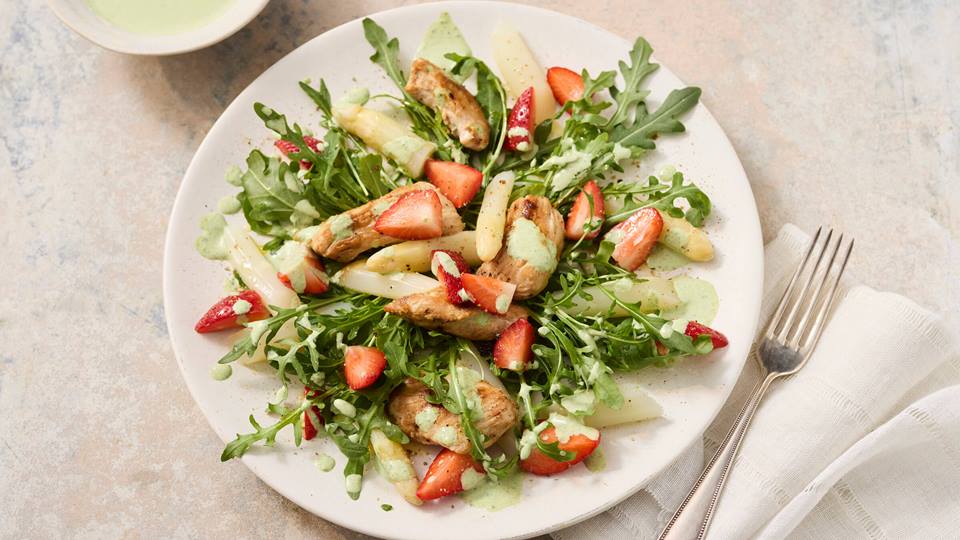 Erdbeer-Spargel-Salat mit Putenbruststreifen
